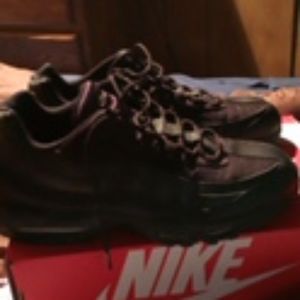 All black Airmax 95s